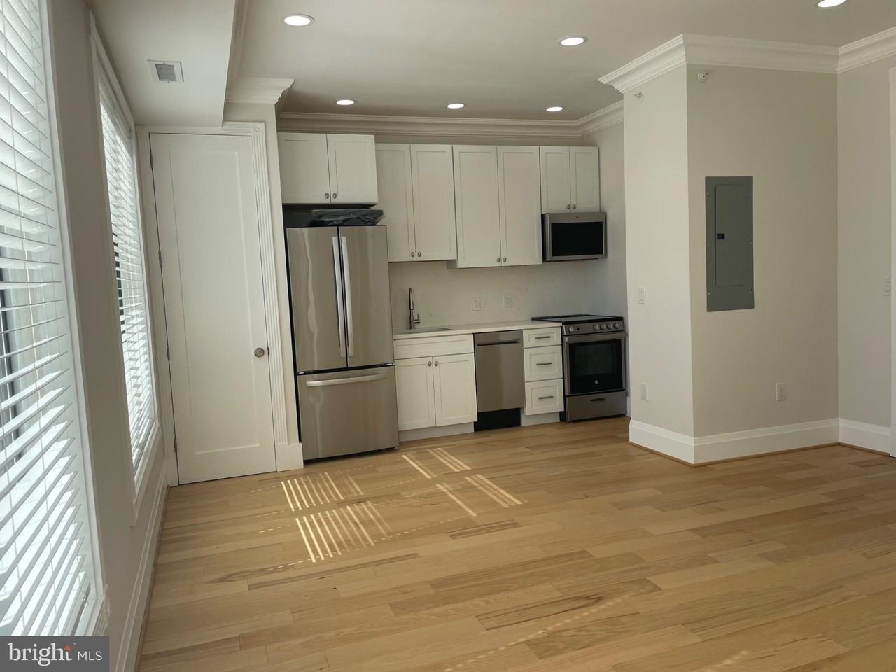 712 E St Se #3E - Photo 2 of 4