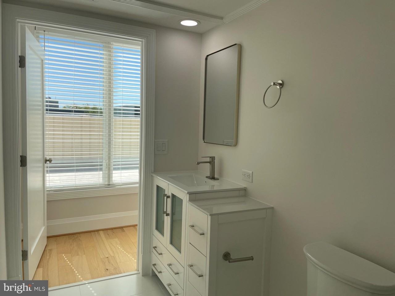 712 E St Se #3E - Photo 4 of 4