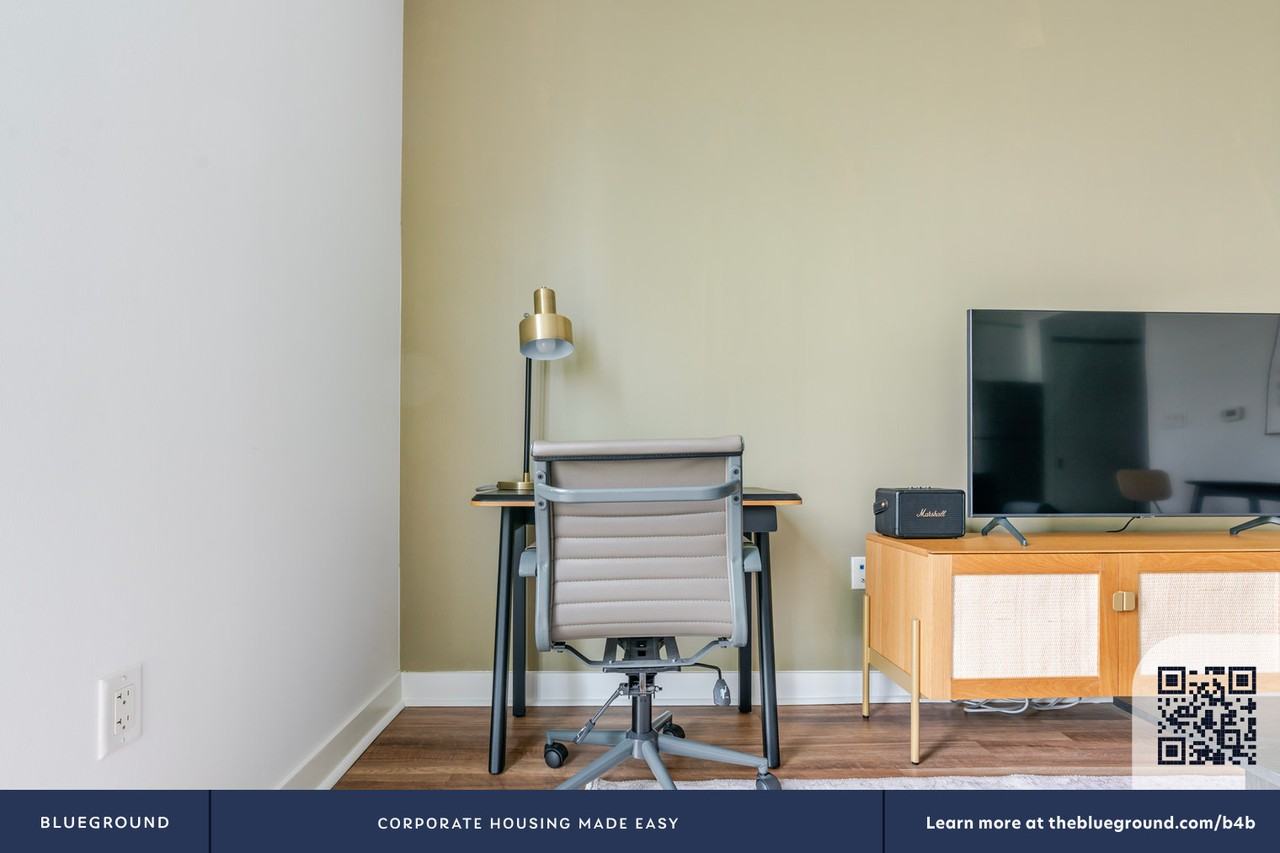 875 10th St Nw #1275 - Photo 5 of 32
