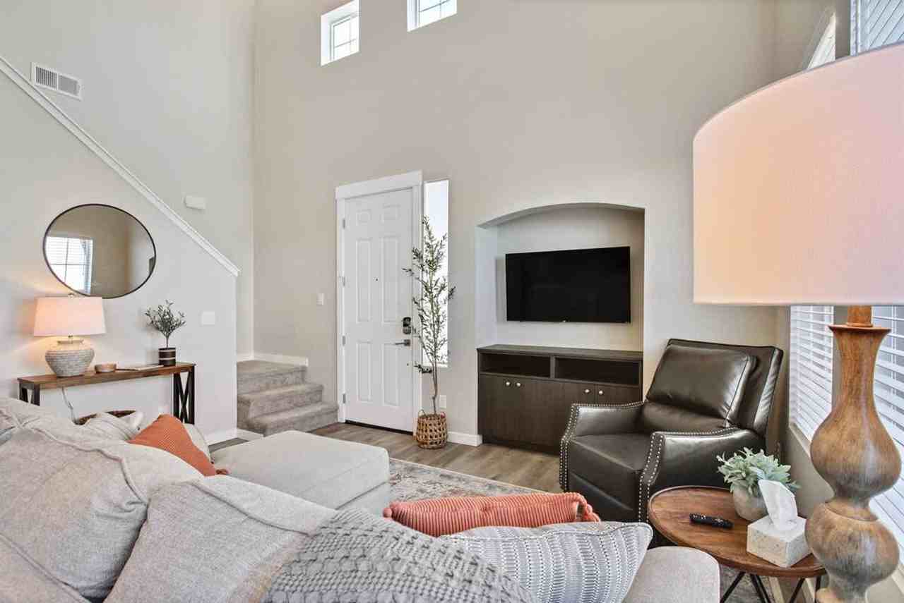 17065 N Hounslow Way - Photo 3 of 50