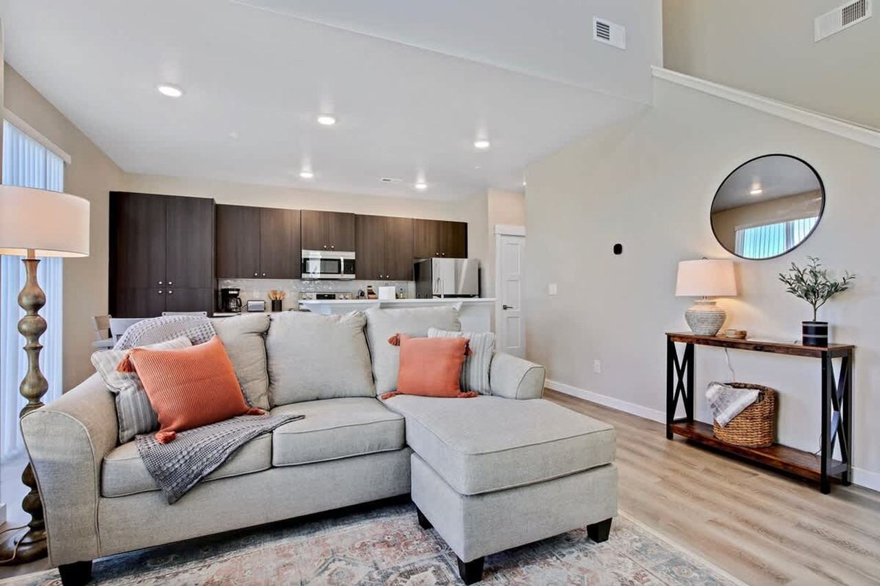 17065 N Hounslow Way - Photo 4 of 50