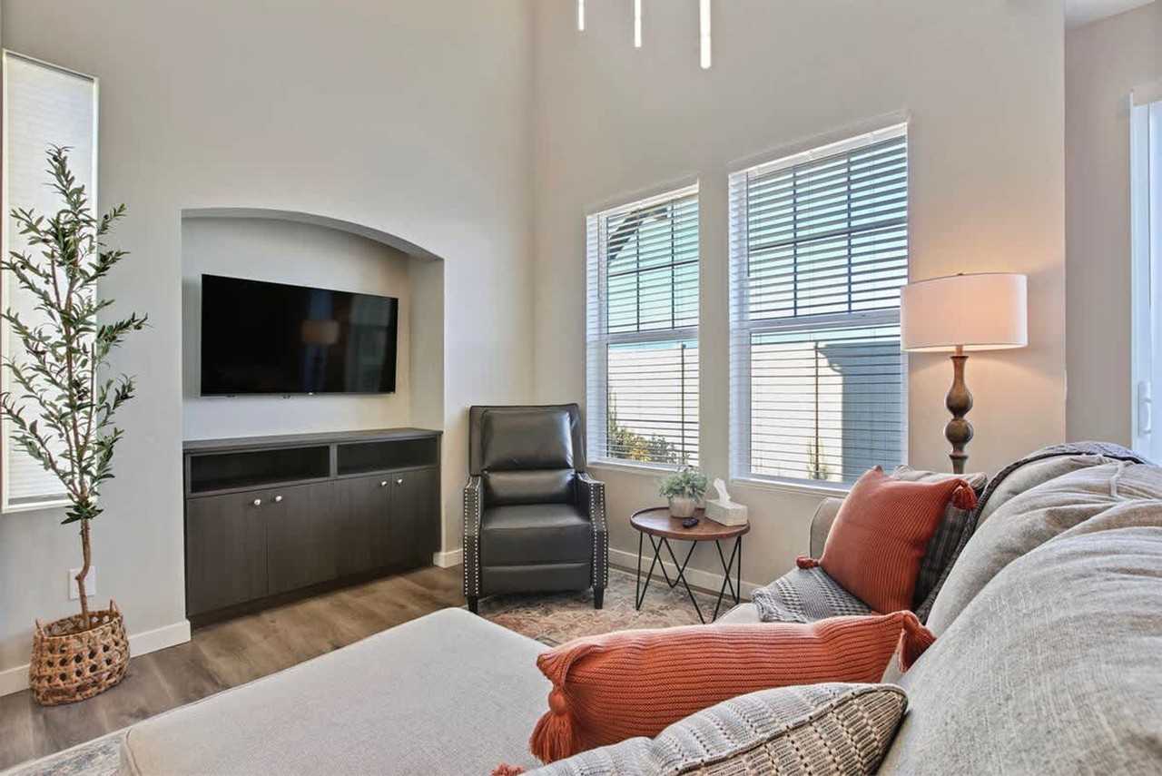 17065 N Hounslow Way - Photo 5 of 50