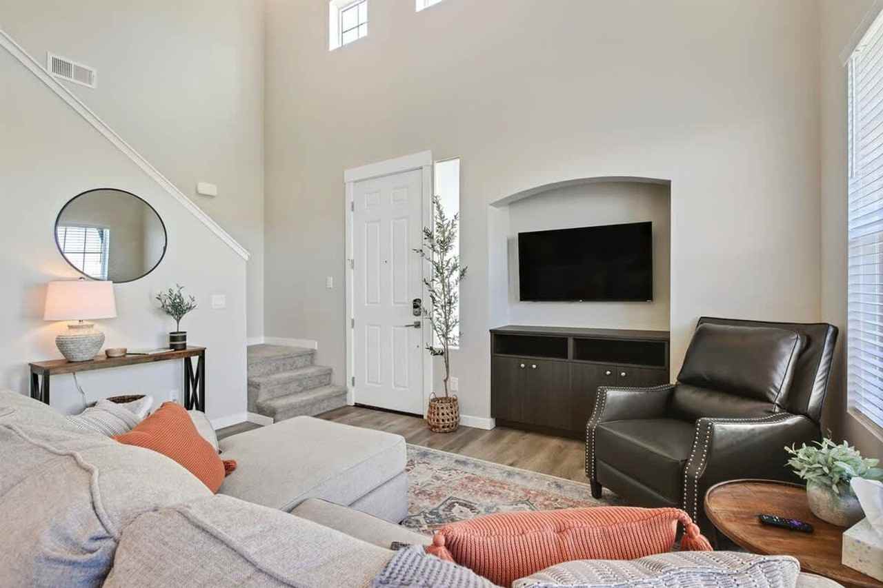 17065 N Hounslow Way - Photo 6 of 50