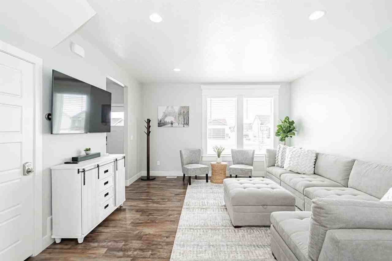1654 Angela St #1638238P - Photo 4 of 50