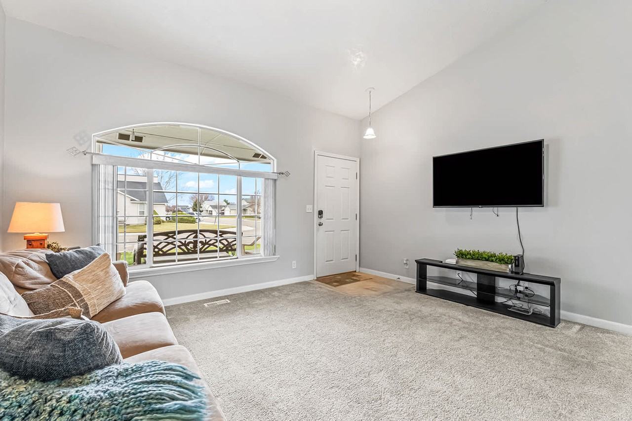 727 W Clark Ave #1638242P - Photo 3 of 39