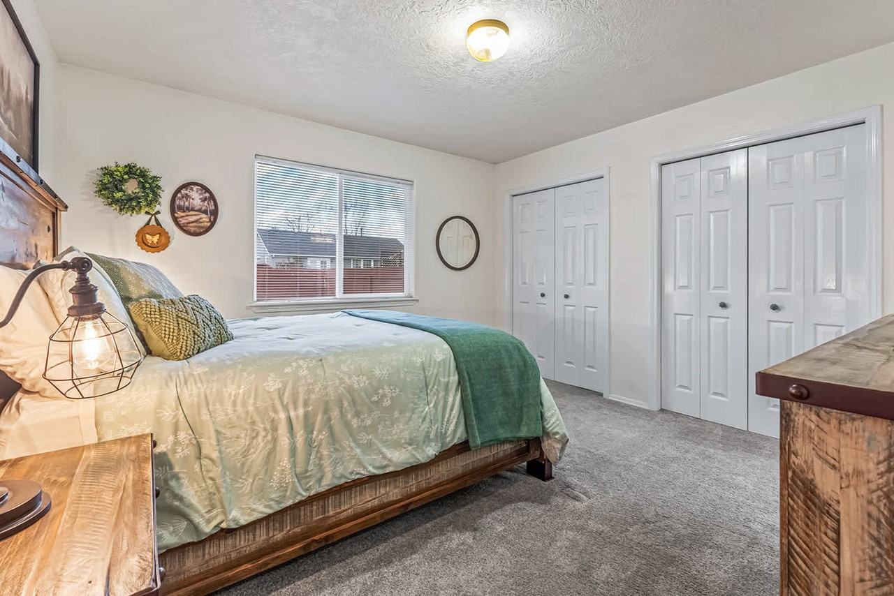727 W Clark Ave #1638242P - Photo 7 of 39