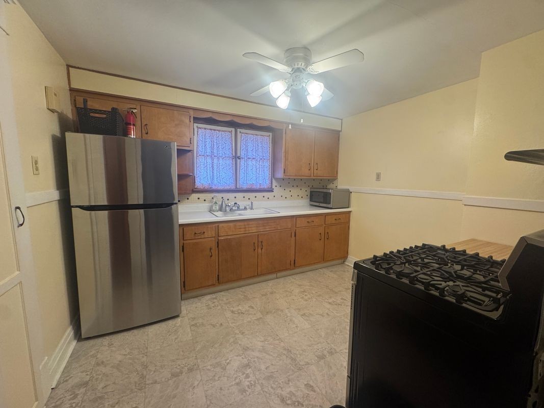 132 Shepard Ave - Photo 4 of 10
