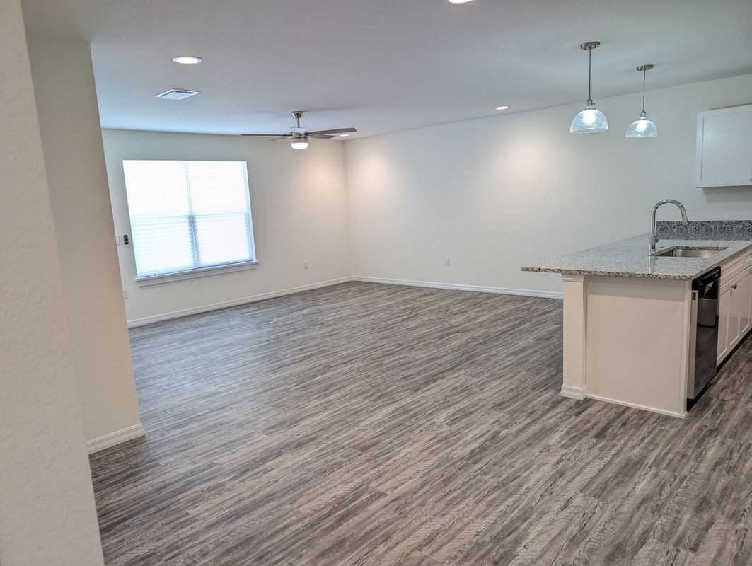819 Ne 10th St - Photo 3 of 3