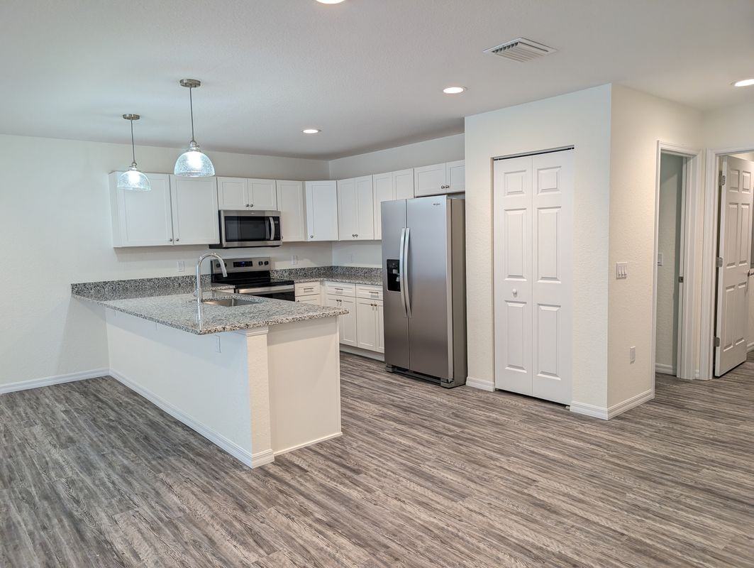 821 Ne 10th St - Photo 2 of 3