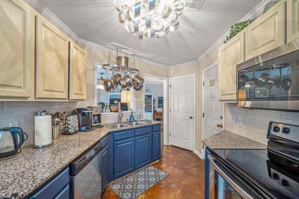 1310 Lark Ln - Photo 6 of 42