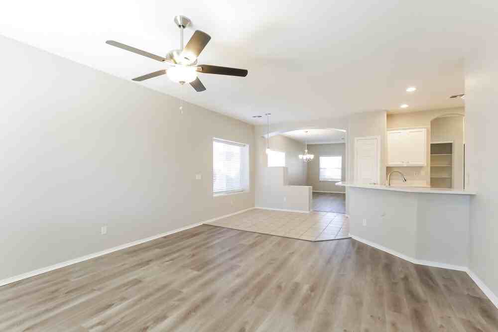 11909 W Jefferson St - Photo 3 of 16
