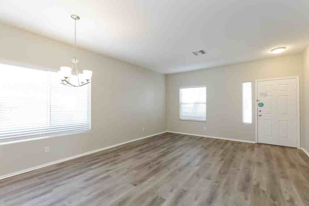 11909 W Jefferson St - Photo 6 of 16