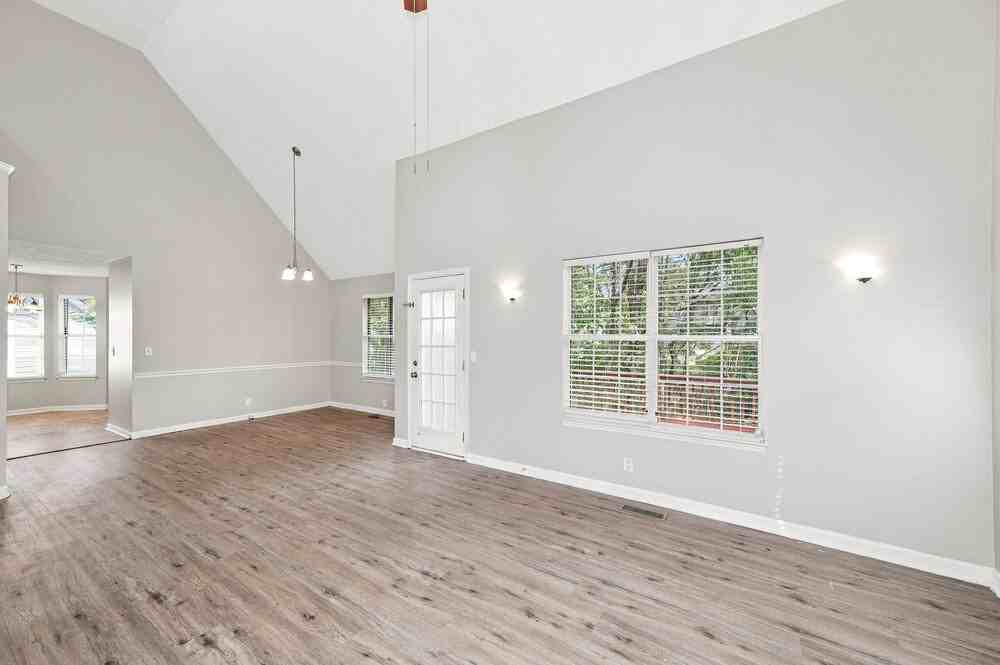 811 Briargrove Dr - Photo 4 of 17