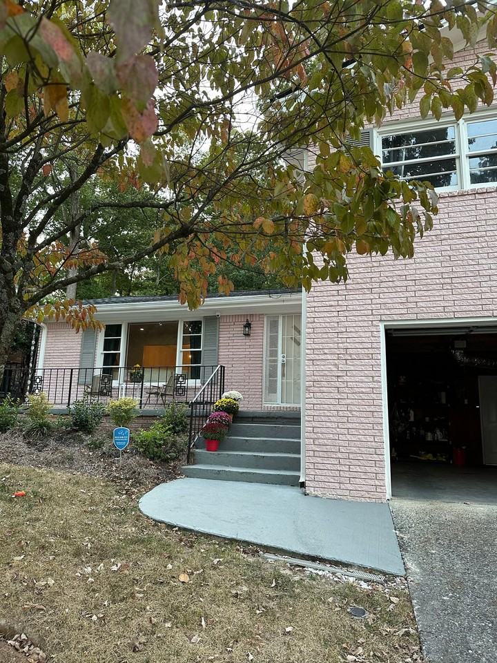 360 Larchmont Dr Nw - Photo 2 of 13
