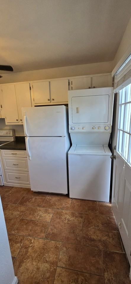 556 E Yancey St #B - Photo 2 of 10