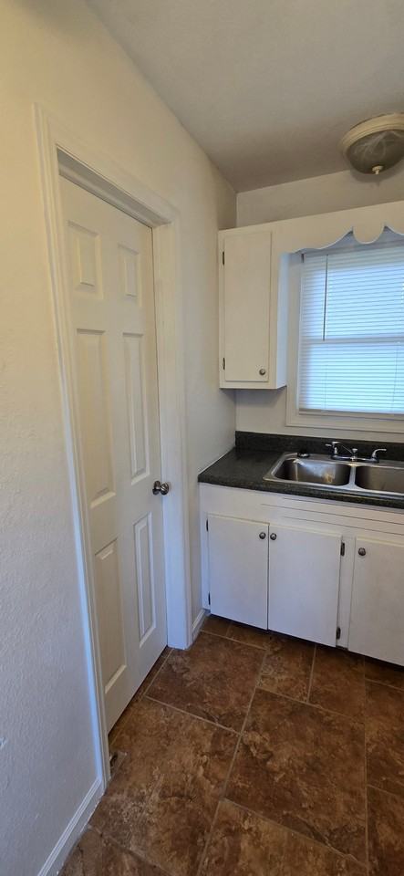 556 E Yancey St #B - Photo 3 of 10