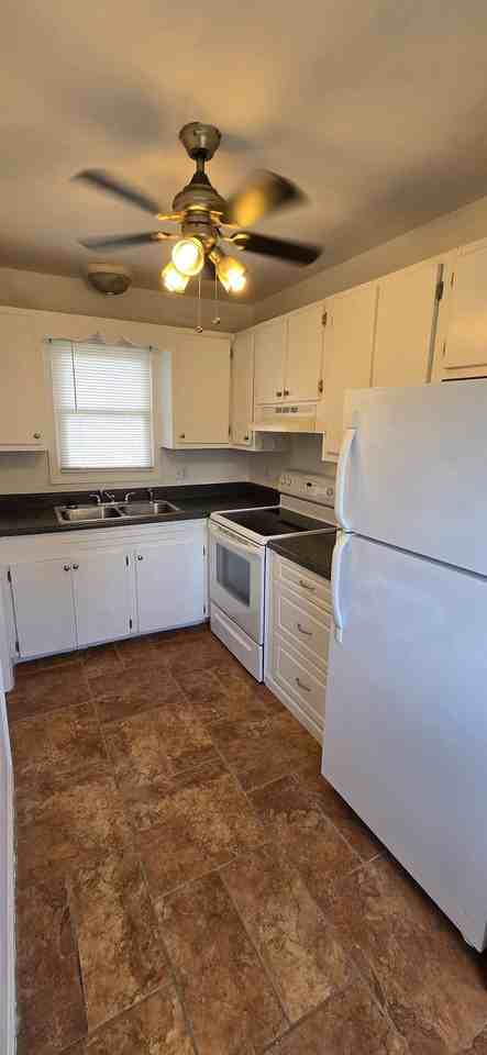 556 E Yancey St #B - Photo 4 of 10
