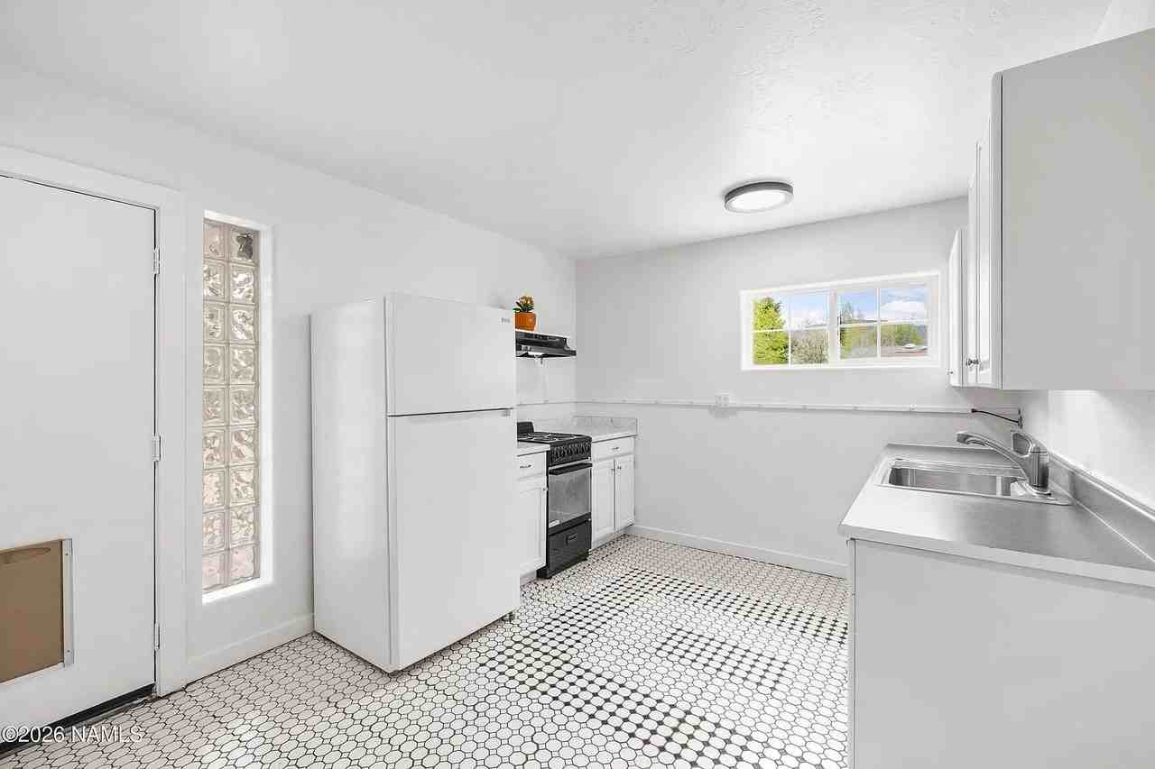 3500 W Mountain Dr - Photo 2 of 20