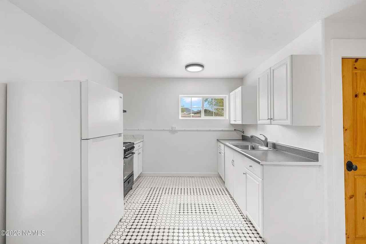 3500 W Mountain Dr - Photo 3 of 20