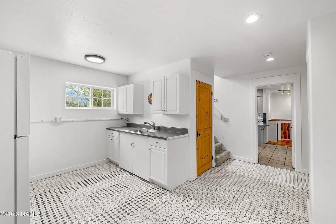 3500 W Mountain Dr - Photo 4 of 20
