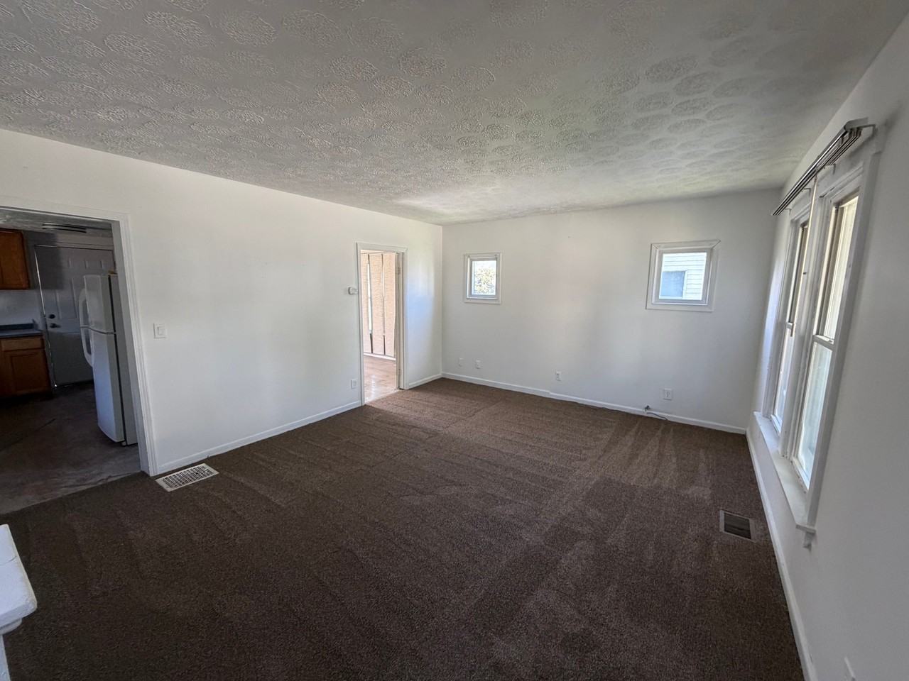2087 Minnesota Ave - Photo 2 of 8