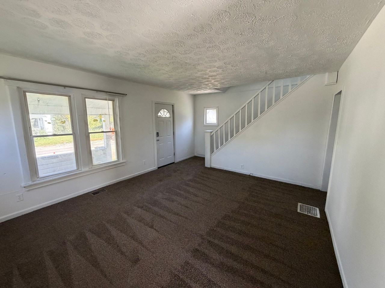 2087 Minnesota Ave - Photo 3 of 8