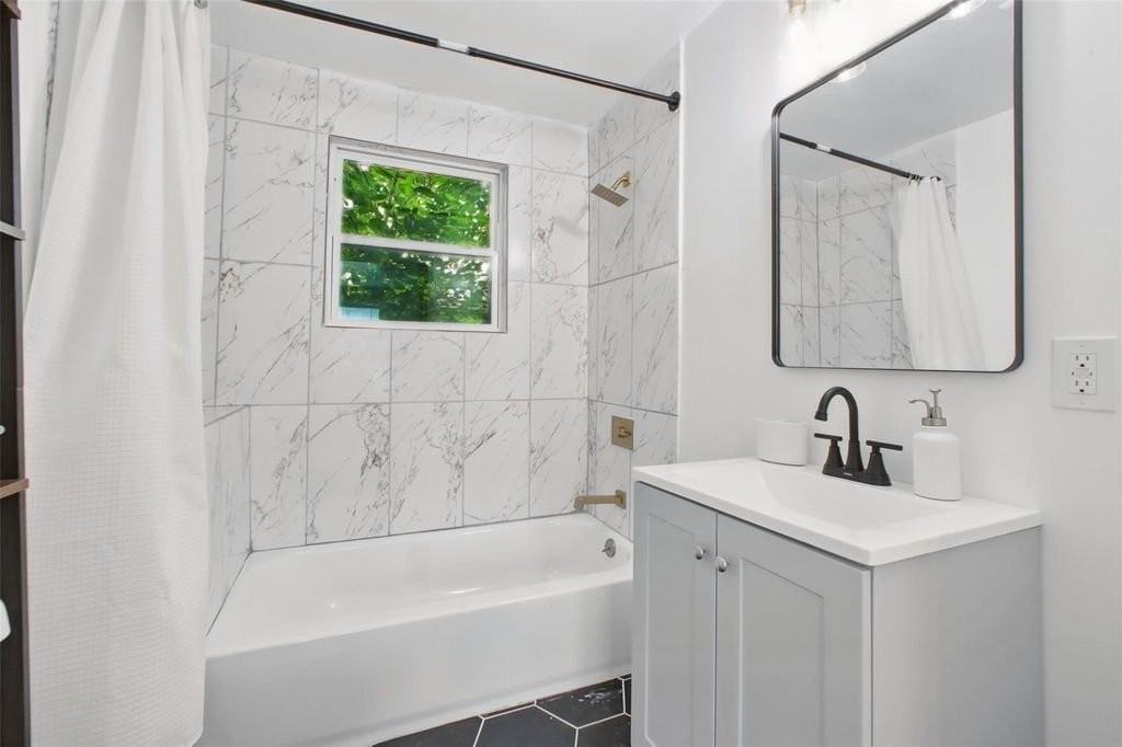 4705 Pease St #B - Photo 2 of 11