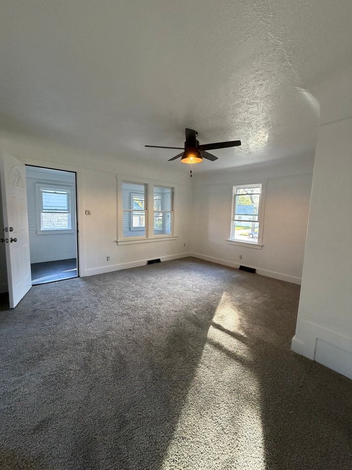 640 S 104th St - Photo 2 of 11