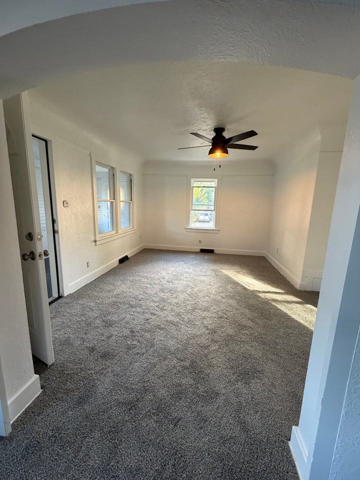 640 S 104th St - Photo 3 of 11