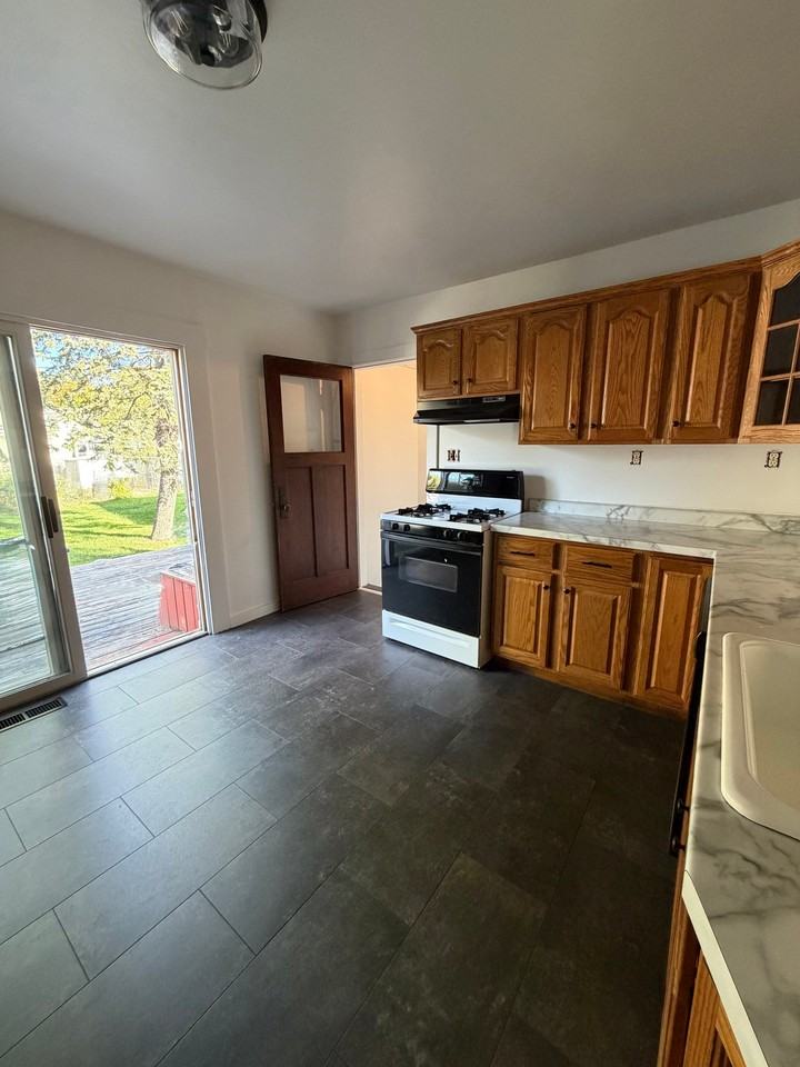 640 S 104th St - Photo 4 of 11