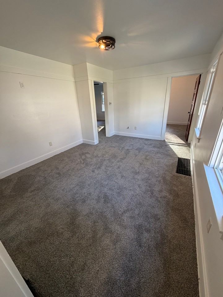 640 S 104th St - Photo 7 of 11