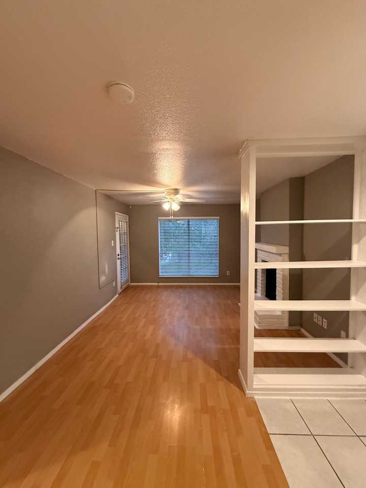 2100 Wilcrest Dr - Photo 2 of 15