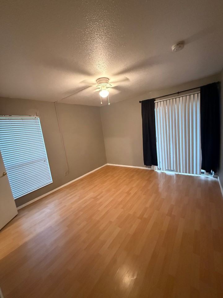2100 Wilcrest Dr - Photo 4 of 15