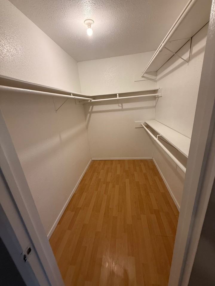 2100 Wilcrest Dr - Photo 5 of 15