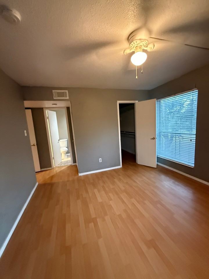 2100 Wilcrest Dr - Photo 6 of 15