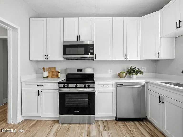 2202 W 1st St - Photo 3 of 20