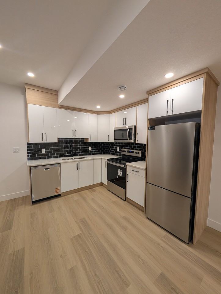 3108 43 St Sw - Photo 7 of 21