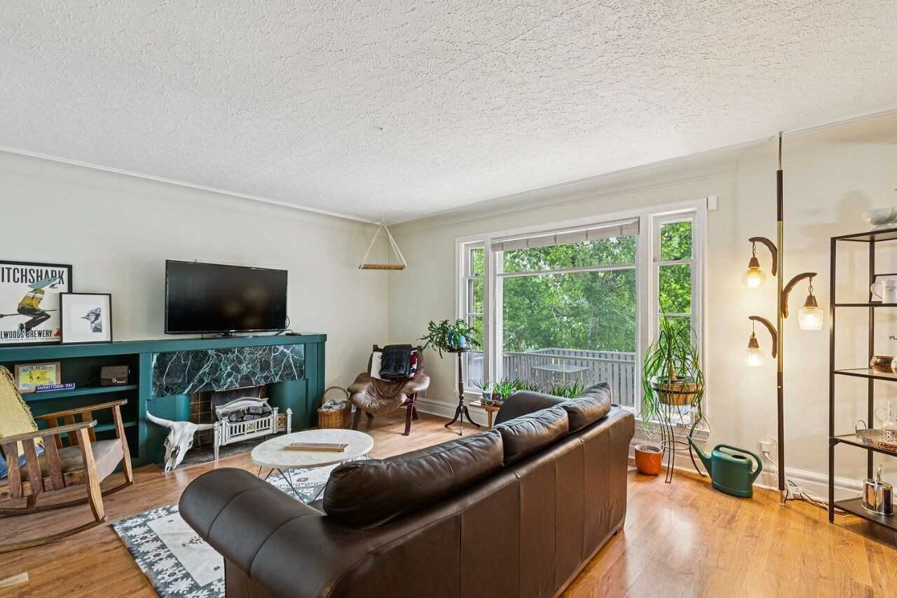 2128 17 Ave Sw - Photo 2 of 21