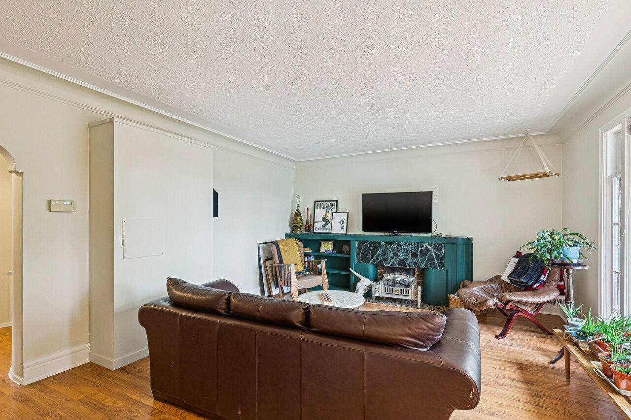 2128 17 Ave Sw - Photo 5 of 21
