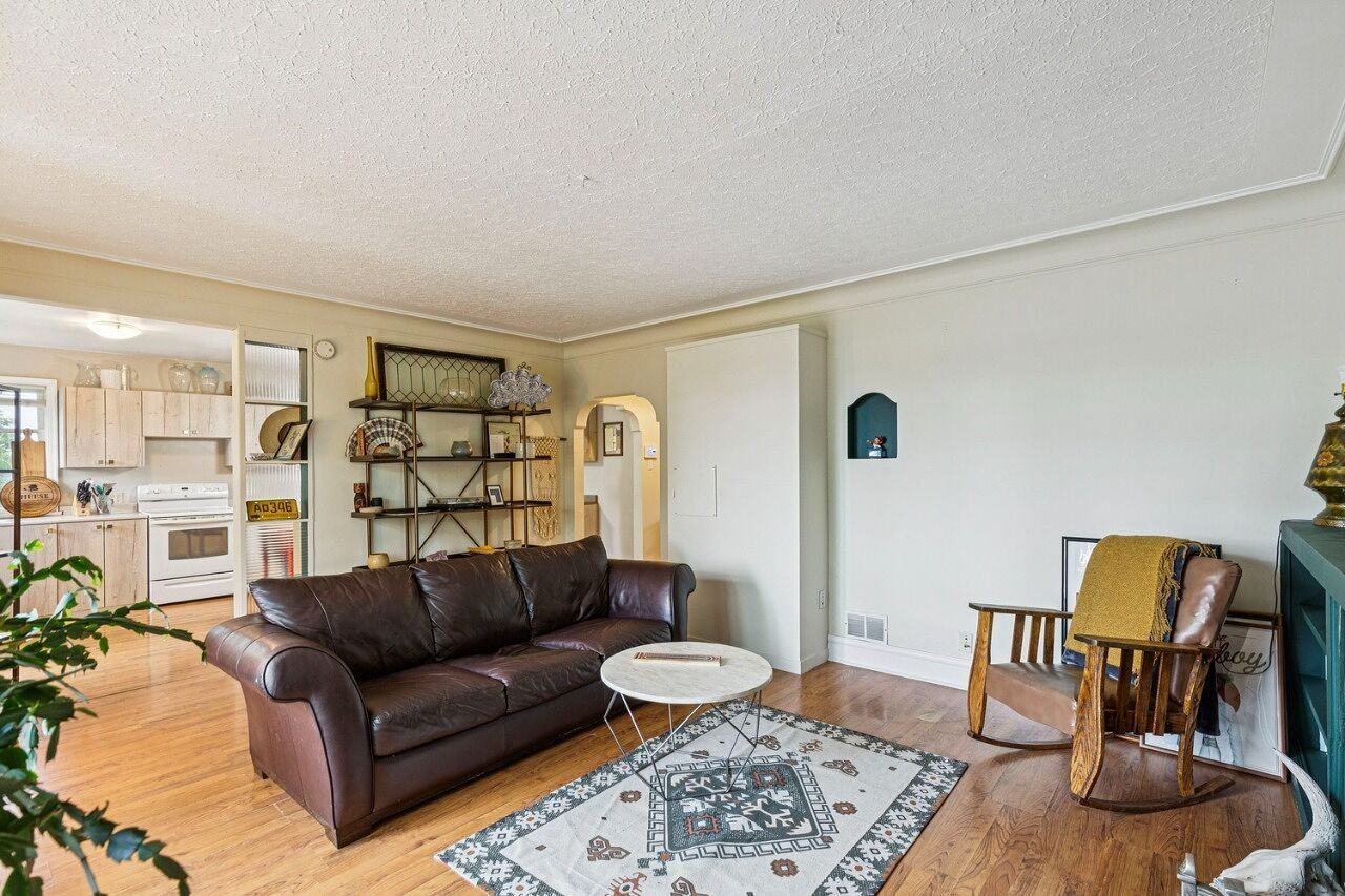 2128 17 Ave Sw - Photo 6 of 21