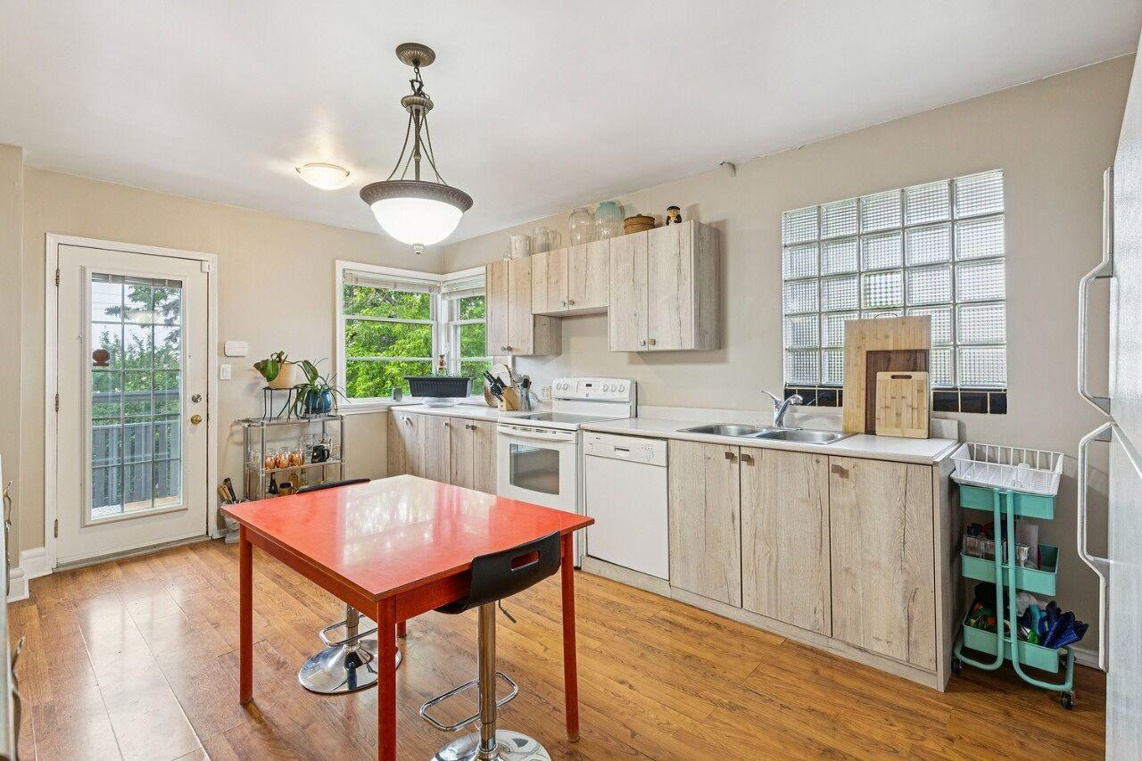 2128 17 Ave Sw - Photo 7 of 21