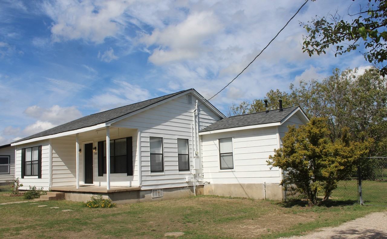 703 E 2nd St #NA - Photo 3 of 18