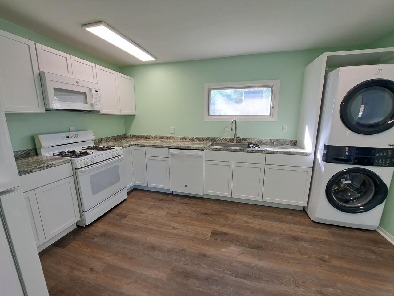 1521 Stanford Dr #NA - Photo 4 of 10