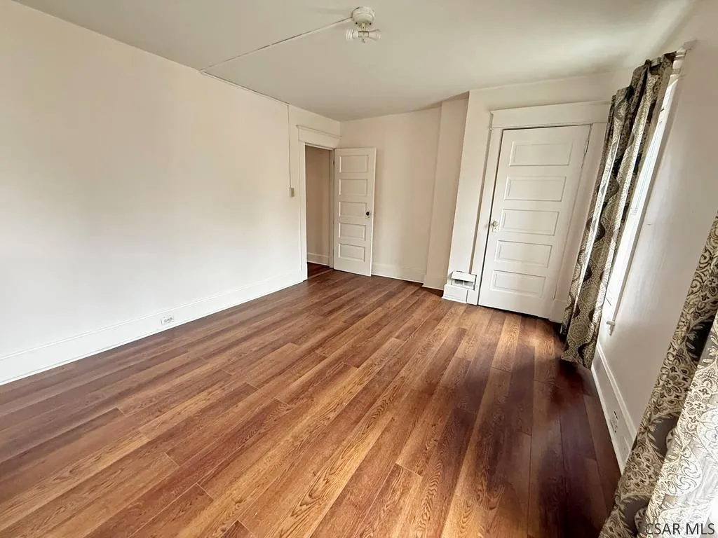 129 Plainfield Ave - Photo 4 of 10