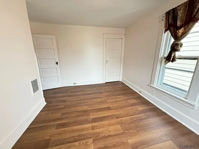 129 Plainfield Ave - Photo 5 of 10