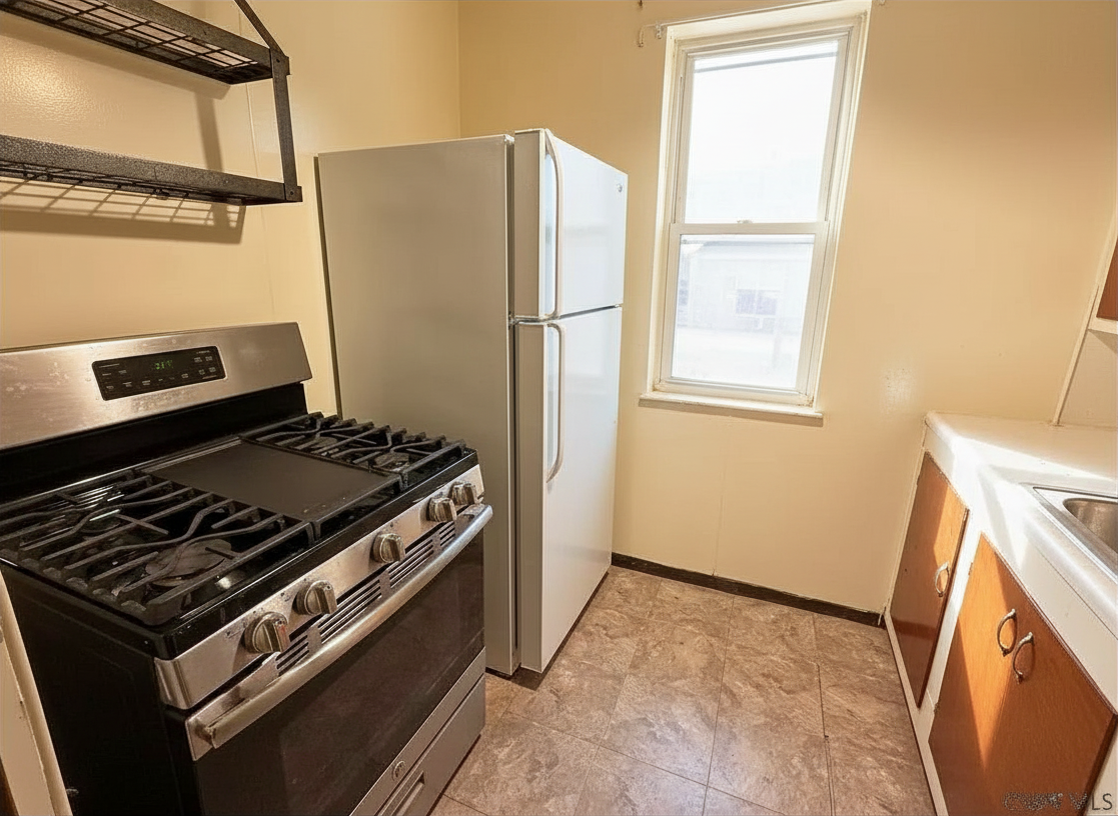129 Plainfield Ave - Photo 7 of 10