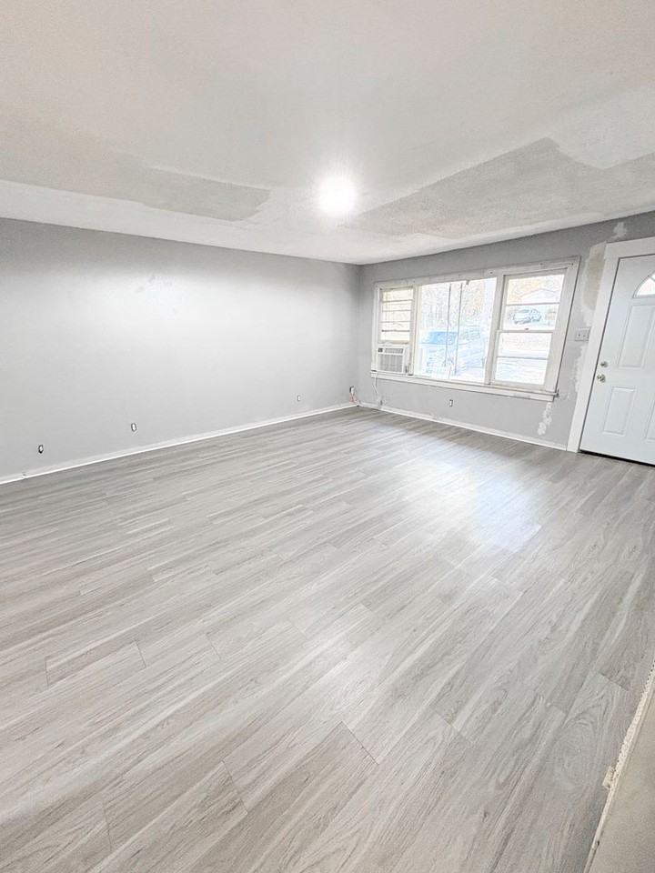 404 Richardson Dr - Photo 2 of 11