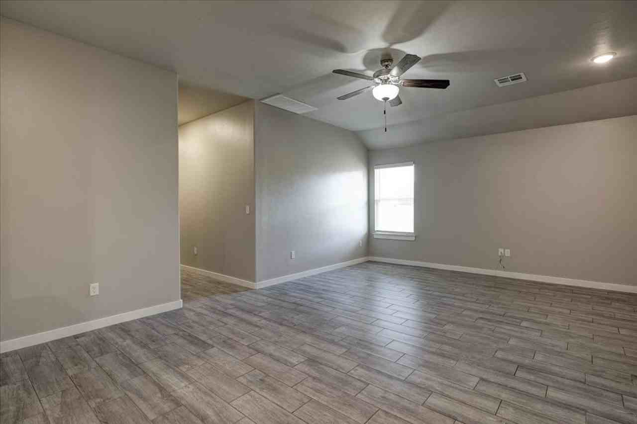 1323 E Ash St - Photo 5 of 20