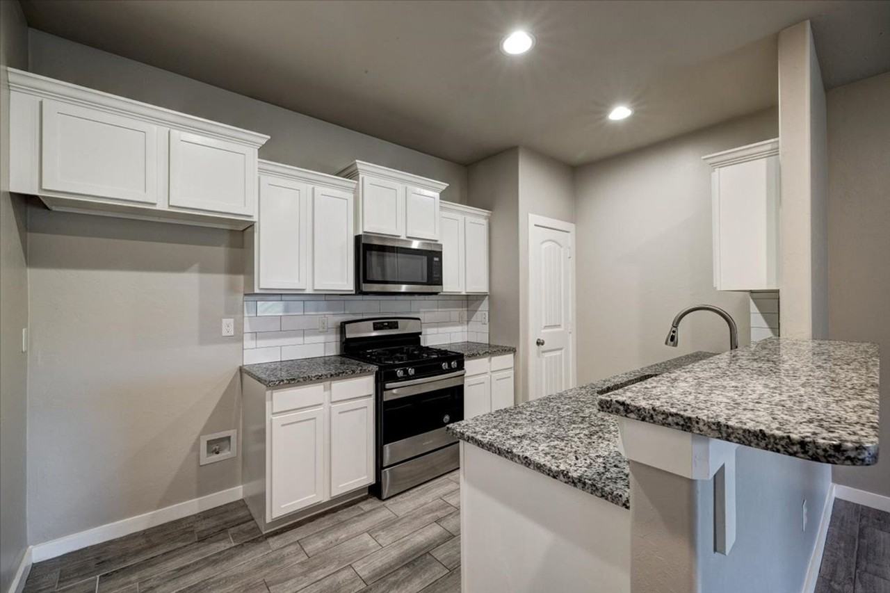 1323 E Ash St - Photo 7 of 20