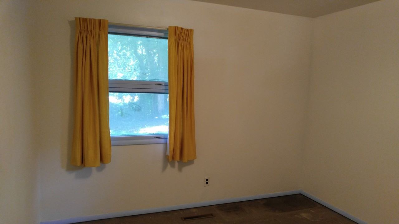 1544 Sw 23rd St - Photo 4 of 16
